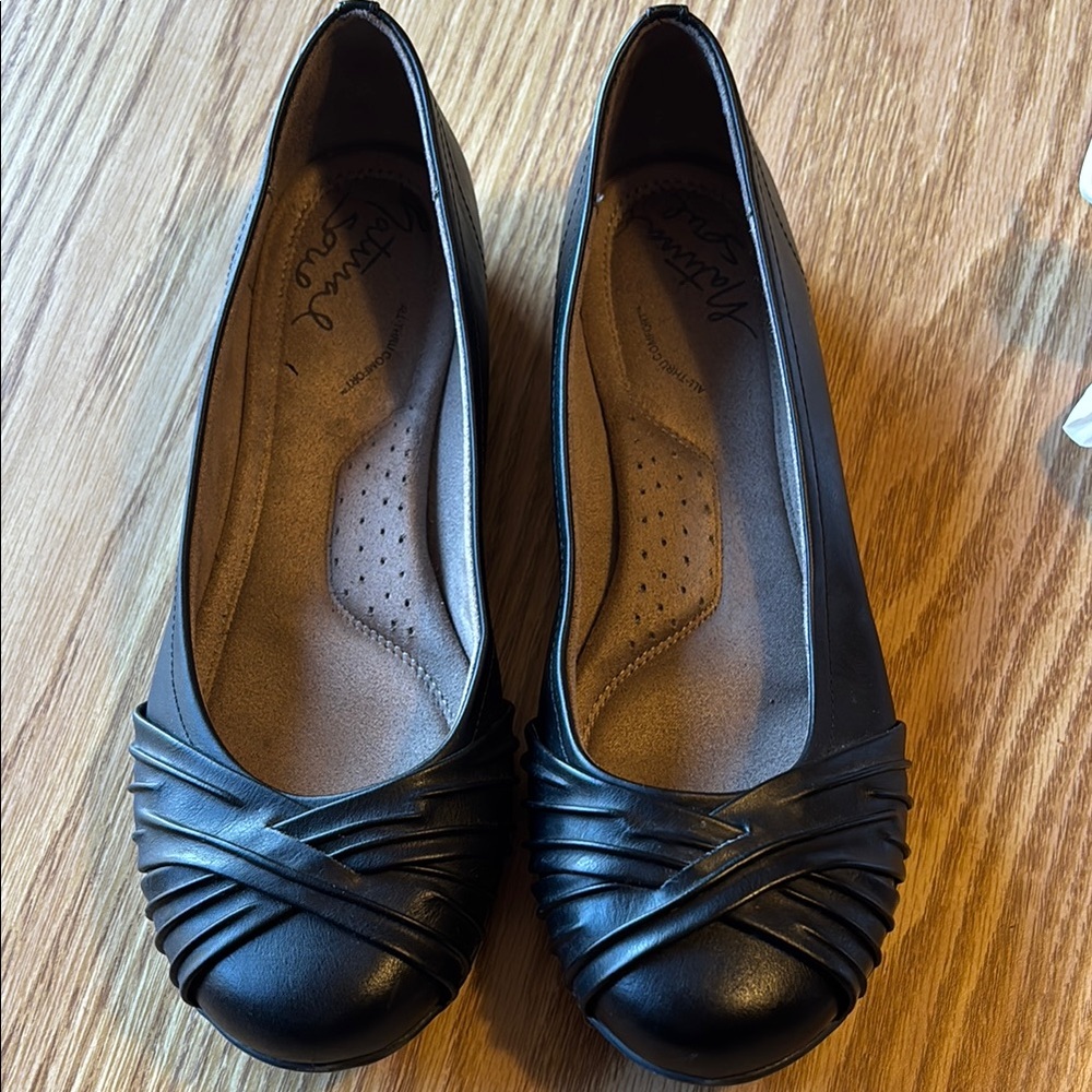 Natural Soul Black Loafers with Elegant Pleats